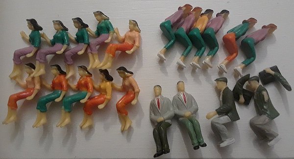 The figures I received from 'us-enjoy.'
Half were of the most useless figure, two of the molds were missing altogether and two of the figures were broken - one was missing an arm that wasn't in the package. The vendor didn't see why I was dissatisfied.  Click for bigger photo.